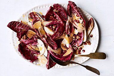 Dressed Chicories with Apple and Gouda recipe Leeks Vinaigrette, Gouda Recipe, Hazelnut Salad, Plant Based Cheese, Fast Diet, Vinaigrette Recipe, Crunchy Salad, Apples And Cheese, Brussels Sprouts Recipe