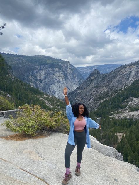 Black Women Hiking Outfit, Hiking Outfit Summer Black Women, Hiking Outfit Black Women, Hiking Black Women, Canoeing Outfit, Granola Girl Outfits, Trekking Outfit Women, Hiking Girl, Hiking Pics