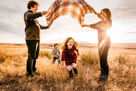 Family Farm Photos, Winter Photo Ideas, Farm Family Pictures, Big Family Photos, Cute Family Photos, Winter Family Photos, Farm Photos, Family Photoshoot Poses, Fall Family Portraits