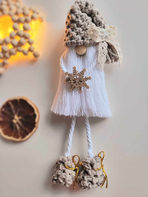 Macrame gnome with hat, boots and snowflake Macrame Scarf Diy, Home Made Christmas Decorations Craft, Diy Macrame Gifts, Macrame Diy Tutorial, Diy Macrame Gnome, Macrame Gnome Tutorial, Macrame Gnomes Diy, Macrame Snowman, Macrame Gnome