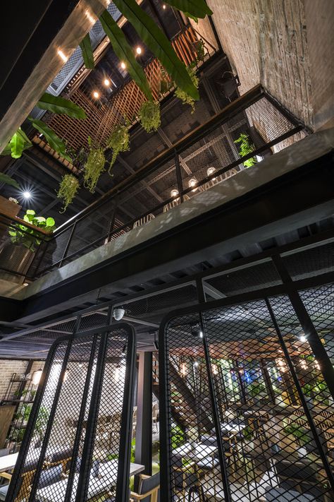 An’garden Café,© Hyroyuki Oki Roof Garden Cafe, Indoor Garden Cafe Coffee Shop, Green House Cafe Coffee Shop, Warehouse Renovation, Industrial Cafe, Garden Cafe, Outdoor Restaurant, Tropical Houses, Interior Garden