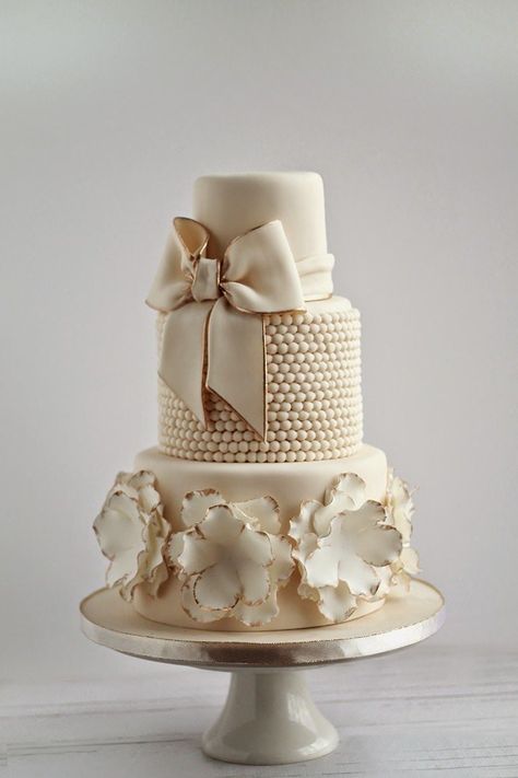 Ivory And Gold Wedding, Fancy Wedding Cakes, Bridal Shower Cakes, Gateaux Cake, Amazing Wedding Cakes, Gorgeous Wedding Cake, White Wedding Cakes, Modern Wedding Cake, Gold Wedding Cake