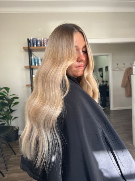 Soft rooted blonde. Root stretch . Creamy tones . Creamy blonde. Face frame Blonde Root Tap, Root Stretch Hair Blonde, Root Shadow Blonde, Blonde Root Stretch, Blonde Face Frame, Blonde With Shadow Roots, Blonde Root Melt, Rooted Blonde, Root Stretch