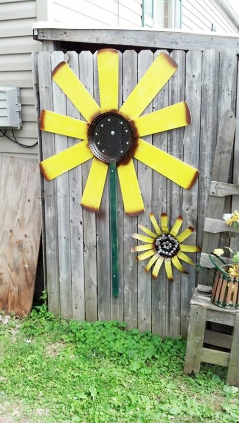 Ceiling-Fan-Blade-Art-Ideas Garden Fence Decoration, Ceiling Fan Crafts, I Love S, Fan Blade Art, Ceiling Fan Art, Sunflower Craft, Old Ceiling, Fan Ideas, Ceiling Fan Parts