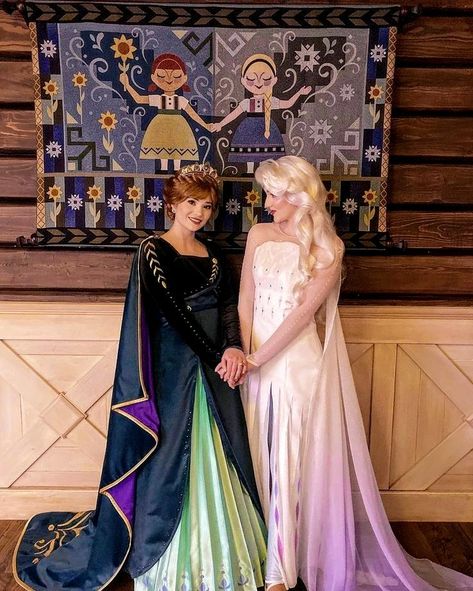 Queen Anna and her sister Snow Queen Elsa The Next Right Thing, Next Right Thing, Anime Festival, Anna Et Elsa, Frozen Cosplay, Disneyland Princess, Elsa Cosplay, Disney Princess Costumes, Frozen Sisters