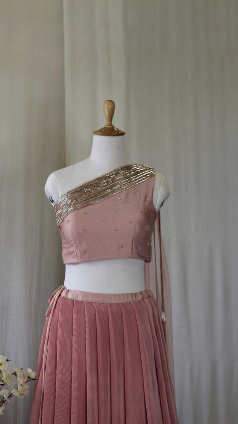 Pink Tulle Skirt Outfit, Pink Pleated Skirt Outfit, Pleated Lehenga, Tulle Skirts Outfit, Kalamkari Designs, Pleated Skirt Outfit, Pink Tulle Skirt, Pink Pleated Skirt, Indian Wedding Video