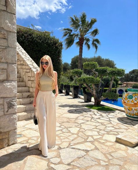 Classy Beach Outfit, Outfits For The Beach, Summer In The South, Cute Beach Outfits, Linen Pants Outfit, Summer Swim, The South Of France, Old Money Aesthetic, Confident Woman