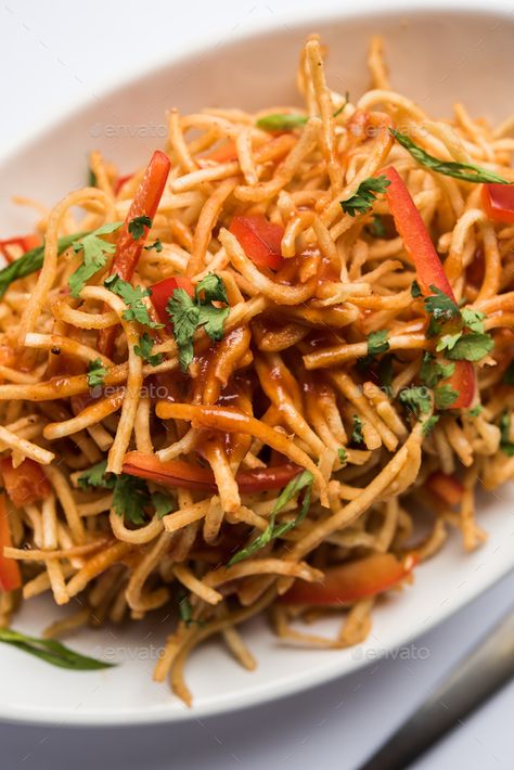 Chinese Bhel Recipes Street Food, Indian Street Food Snapchat, Chinese Bhel, Food With A Twist, North Indian Street Food, Indian Chats Street Food, Indian Fast Food, Indo Chinese Recipes, Fuchka Street Food Bangladesh