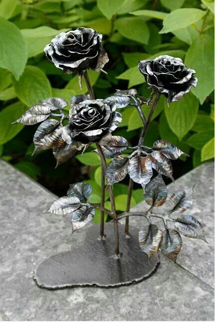 Metal Roses, Iron Rose, Welding Art Projects, Metal Tree Wall Art, Metal Garden Art, Sculpture Metal, Steel Art, Metal Art Welded, Metal Art Diy