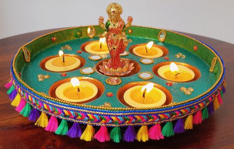 Beautiful Diya Decoration, Diya Thali Decoration Ideas, Diwali Centerpieces, Thali Decoration Ideas For Competition, Diwali Thali Decoration Ideas, Wooden Decoration Ideas, Arti Thali Decoration, Arti Thali, Aarti Thali