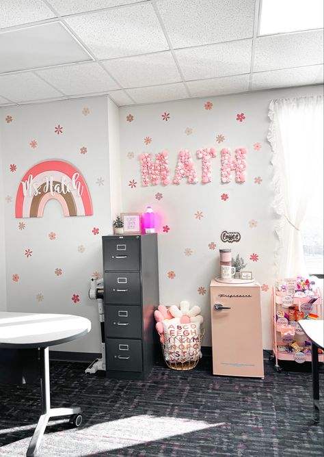 Cute Pink Classroom, Hot Pink Classroom, Pink And Gold Classroom Decor, Classroom Decor Pink, Girly Classroom Decor, Pink Teacher Aesthetic, Grade One Classroom, Pink Classroom Ideas, Aesthetic Teacher Classroom