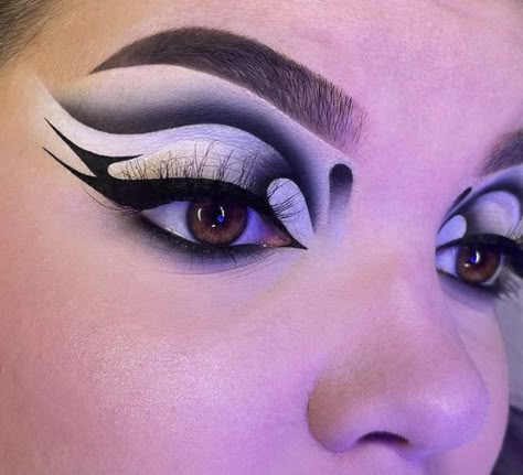 Creative Black And White Makeup Looks, White And Black Eyeshadow, Black And White Eye Makeup, Black And White Makeup Looks, Black And White Eyeshadow, White And Black Makeup, Crazy Eyeshadow Looks, Makeup Looks Dramatic, White Eye Makeup