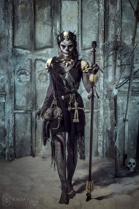 Voodoo Costume, Voodoo Halloween, Voodoo Queen, Horror Halloween Costumes, Creepy Costumes, Halloween Photoshoot, Halloween Inspo, Halloween Makeup Looks, Fantasias Halloween