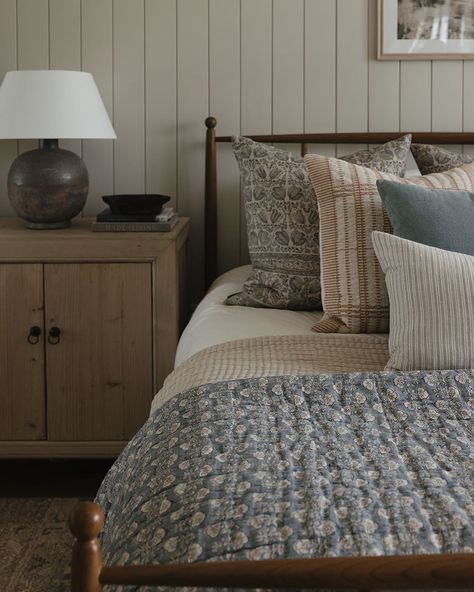 If you want to change the world, start off by making your bed.. #quotes #bed #master #masterbedroom #cozy #amberinteriors #mcgeeandco #magnolia #brooklinen #target #targetstyle #farrowandball #interior #design #interiordesigb #decor #decorating #fall #seasons Mason Shadow Bed, Magnolia Home Bedding, Studio Mcgee Bedding, Magnolia Homes Bedroom, Uk Apartment, Anthropologie Bedroom, Bed Quotes, Cottage House Interior, Custom Home Build