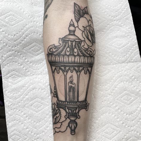 Lantern tattoo Harry Potter Lantern Tattoo, Gas Lamp Tattoo, Vintage Lantern Tattoo, Victorian Lantern Tattoo, Victorian Lamp Tattoo, Lantern Tattoo Vintage, Victorian Tattoos, Victorian Tattoo Ideas, Victorian Gothic Tattoo Ideas