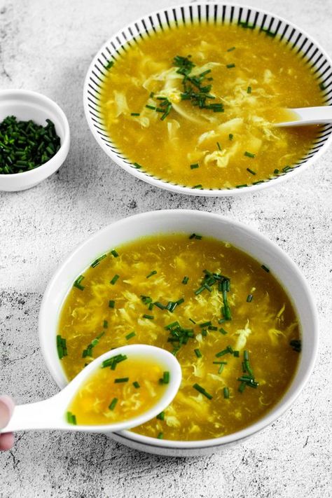 Make this super easy Egg Drop Sweet Corn Soup if you have 10 minutes to prepare a comforting and warming healthy soup. Corn Egg Drop Soup, Chinese Corn Soup, Egg Drop Soup Recipe, Healthy Corn, Spicy Eggs, Sweet Corn Soup, Healthy Food Snacks, Egg Drop Soup, Asian Restaurant