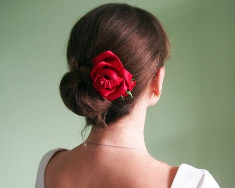 Red Rose Bun Hairstyle, Rose In Hair Hairstyles, Hairstyles With Red Roses, Bun With Roses, Red Rose In Hair, Rose In Hair, Spanish Hair, Thread Ceremony, Natural Color Nails