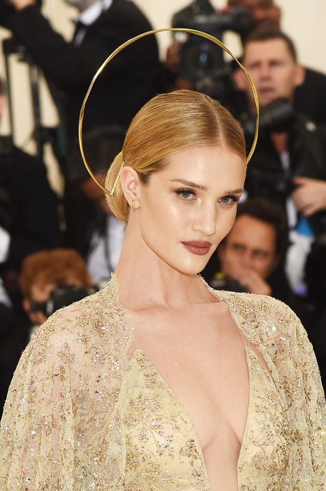 Calling all the angels. Rosie Huntington-Whiteley is a vision from heaven in this simple halo-crown and gold ensemble. Couture Dior, Huntington Whiteley, Costume Institute, Rosie Huntington Whiteley, Head Piece, Harper's Bazaar, Red Carpet Looks, Gold Dress, Kendall Jenner