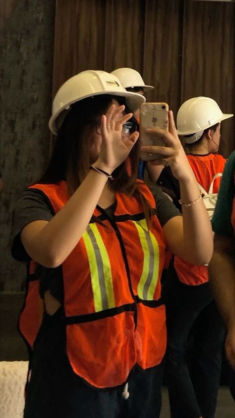 Female Electrician Aesthetic, Civil Engineering Girl, Engineer Aesthetic Girl, Civil Engineering Student Aesthetic, Architecture Vision Board, Architecture Student Outfit, Civil Engineering Aesthetic, Engineering Student Aesthetic, Engineer Outfit