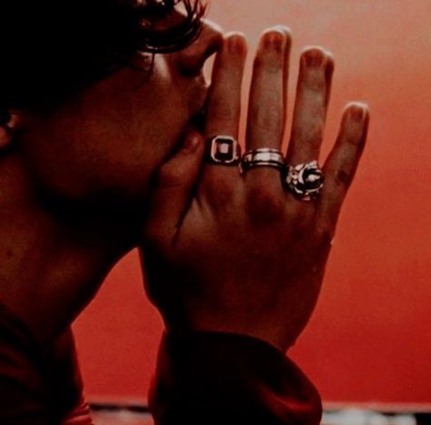 Sign Of The Times Harry Styles, Harry Styles Rings, Harry Styles Hands, Harry Styles Aesthetic, Harry Styles Wallpaper, Harry Styles Pictures, Harry Styles Photos, Treat People With Kindness, Harry Edward Styles