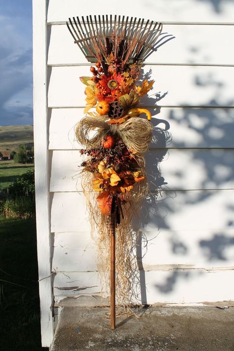 Fall Pole Decorations, Fall Rake Decoration, Rake Wreath, Fall Yard Decor, Fall Front Porch Decor Ideas, Decoration Vitrine, Garden Rake, Fall Front Porch Decor, Fall Door Decorations