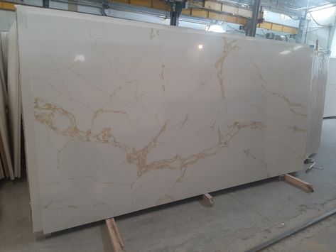 Gray And Gold Quartz Countertops, White Quartz With Grey And Gold Veining, Gold Vein Countertop, White Granite With Gold Veins, Gold Vein Quartz Countertop, White And Gold Granite Countertops, White And Gold Quartz Countertops, Granite With Gold Veins, Veined Quartz Countertops