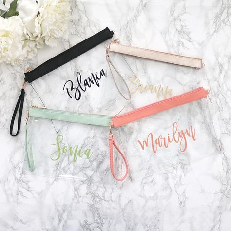 Pochette Diy, Bridal Party Bags, Clear Toiletry Bag, Personalized Clutch, Cute Makeup Bags, Clear Makeup, Idee Cricut, Diy Pinata, نظارات شمسية