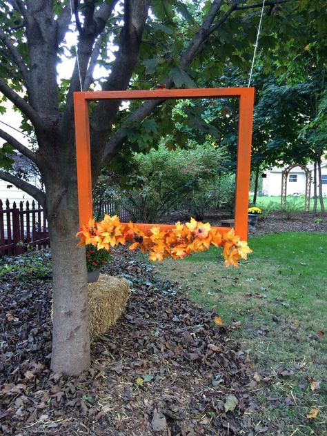 Make your own photo booth:) Fall Festival Party, Fall Photo Booth, School Fall Festival, Fall Festival Games, Fall Bonfire, Diy Leaf, Fall Harvest Decorations, Fall Harvest Party, Fall Carnival