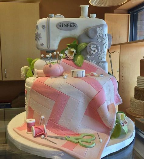 I don't know if you've seen these before, but here's how to make your own amazing Singer Sewing Machine Cake for the ultimate crafter in your family! Sewing Machine Cake Ideas, Rubber Duck Cake, Sewing Machine Cake, Haunted House Cake, Sewing Cake, Halloween Wedding Cakes, Cowgirl Cakes, Elephant Baby Shower Cake, Starbucks Cake