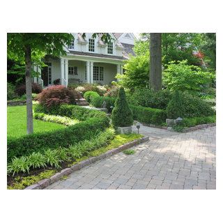 Outdoor Landscaping & Patio Ideas - Traditional - Landscape - St Louis - by Midwest Block & Brick | Houzz Landscape Retaining Wall, Arborvitae Landscaping, Boxwood Landscaping, Emerald Green Arborvitae, Boxwood Garden, Front Yard Garden Design, Front Landscaping, Garden Shrubs, Home Landscaping