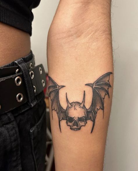 Unique Grunge Tattoos, Girly Grunge Tattoos, Edgy Tattoos Women, Cool Grunge Tattoos, Cool Emo Tattoos, Thigh Tattoos Women Grunge, Scary Matching Tattoos, Goth Girl Tattoo Ideas, Collar Bone Tattoo Goth