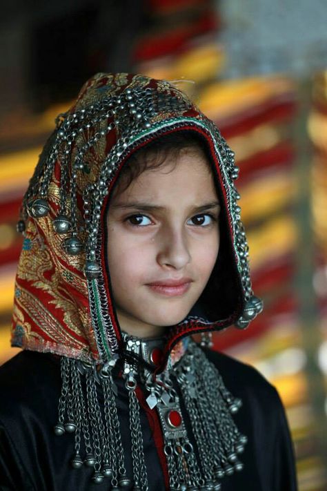 Yemeni Beauty | ©unknown Yemen Beauty, Head Dress, We Are The World, World Cultures, People Of The World, Folk Costume, Minsk, Interesting Faces, Yemen