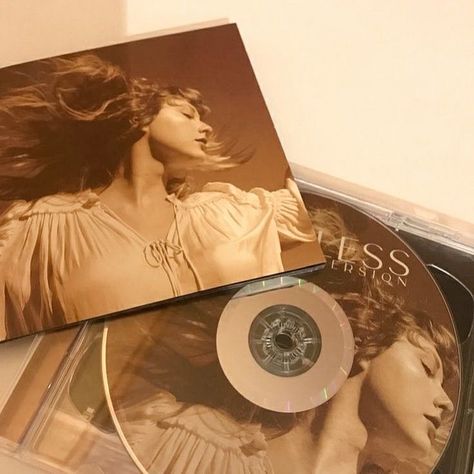 Taylor Swift Fearless Album, Taylor Swift Cd, Fearless Album, Taylor Swift Merch, Album Aesthetic, Kissing In The Rain, Fotografi Vintage, Taylor Swift Fearless, Estilo Taylor Swift