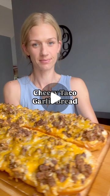 Andrea on Instagram: "✨Cheesy Taco Garlic Bread✨  Cook 1 pound of ground beef, drain grease and add 1 packet of taco seasoning with water. Set aside.  Make your garlic cheese mixture: mix, 3/4 mayonnaise, 2 TBSPS butter softened, 1/2-1 TBSP taco seasoning, 1 TBSP minced garlic, and 3/4 cups shredded Colby jack cheese. Optional: add a little slap your mama seasoning   Cut French bread loaf in half and spread garlic mixture on both sides.  Top with your taco meat then top with another cup or so of shredded Colby jack cheese   Bake at 400 degrees for 13-15 minutes   Optional: Top with green onions, sour cream ect!   Enjoy!" Ground Beef And Garlic Bread Recipes, Taco French Bread Pizza, Slap Your Mama Seasoning, Taco Bread, Gum Recipe, Fast Family Meals, Garbage Bread, French Bread Loaf, French Bread Recipe