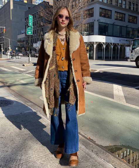 Winter 1970s Fashion, 70s Jean Outfits, 70s Denim Aesthetic, 70s Style Winter Outfit, Autumn Retro Outfits, 1970s New York Fashion, 70s Fashion Winter Outfit Ideas, 60s 70s Fashion Women, Boho Western Winter Outfits