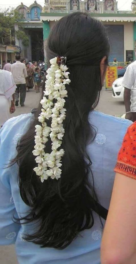 Desi Hairstyles With Flowers, Jasmine In Hair Indian, Jasmine For Hair, Jasmine Flowers In Hair Indian Aesthetic, Jasmine Flowers Hair Indian, Flowers In Black Hair, Desi Hair Aesthetic, Flowers On Hair Indian, Flower On Hair Aesthetic