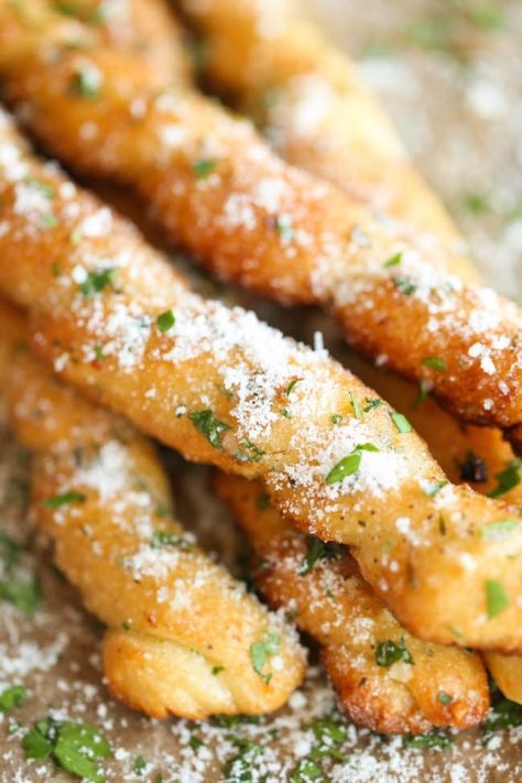 Easy Garlic Butter Breadsticks - The easiest garlicky-parmesan breadsticks made in less than 20 min - no yeast, no rolling, nothing. It's just that easy! Parmesan Breadsticks, Easy Garlic Butter, Garlic Breadsticks, Bread Sticks, Dried Parsley, Dried Thyme, Breadsticks, Idee Pasto Sano, Dinner Rolls