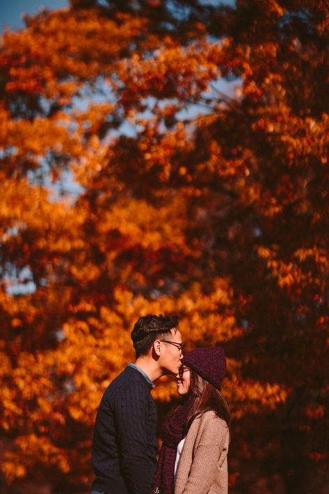 Autumn Photography Portrait, Fall Couple Pictures, Pumpkin Patch Photoshoot, Fall Couple Photos, Shooting Couple, Fall Wedding Photos, Site Under Construction, Couple Engagement Pictures, Romantic Photoshoot