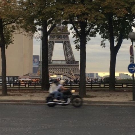 Paris Dream, Paris Vibes, Fotografi Vintage, Parisian Life, Paris Aesthetic, Living In Paris, Emily In Paris, Street Racing, The Eiffel Tower