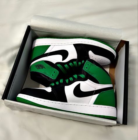 Nike Air Jordans Green, Jordan Verde, Jordan Shoes Green, Jordan Verdes, Green Retro Jordans, Black And Green Jordans, Slides Nike, Casual Shoes Women Sneakers, Nike Shoes Women Fashion