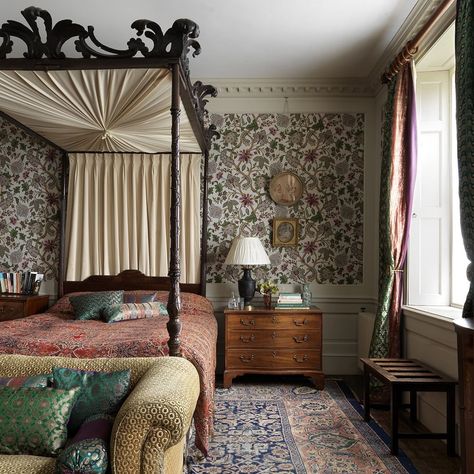 Country Life Magazine on Instagram: “The Court of Noke in Herefordshire is where Edward Bulmer brings his paints to life, explains Arabella Youens in this week’s 'Interiors'…” Edward Bulmer, Eclectic Bedroom Design, Eclectic Decor Bedroom, Country Life Magazine, Country Bedroom Decor, English Interior, English Country Decor, English Decor, Life Cover