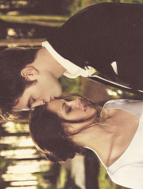 Twilight Bella And Edward, Twilight Wedding, Twilight Core, Twilight Vibes, Twilight Saga Series, Robert Pattinson Twilight, Bella And Edward, Twilight Breaking Dawn, Twilight Aesthetic