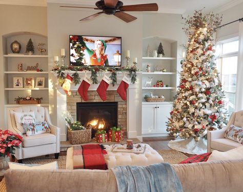 Christmas Colour Schemes, Christmas Living Room, Christmas Mantel Decorations, Christmas Decorations Living Room, Christmas Color, Christmas Mantle, Christmas Living Rooms, Christmas Fireplace, Christmas Room