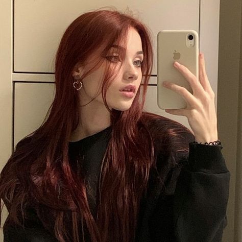 Pelo Color Borgoña, Dark Ginger Hair, Wine Red Hair, Red Hair Inspo, Wine Hair, Cherry Hair, Dyed Red Hair, Ginger Hair Color, Dark Red Hair