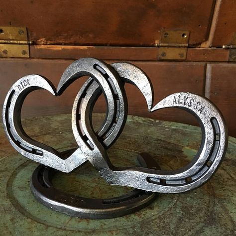 Small Welding Projects Simple, Horse Shoe Welding Projects, Welding Art Ideas, Horseshoe Wedding, Horseshoe Heart, Art Fer, Horseshoe Crafts Projects, Welding Crafts, Heart Cake Topper