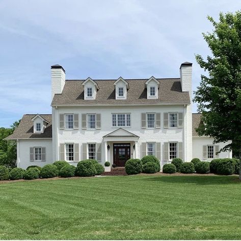 Modern Farmhouse Apartment, White Colonial, Colonial House Exteriors, Farmhouse Apartment, Colonial Exterior, Dream Life House, Decorating Home, Up House, Home Decor Living Room