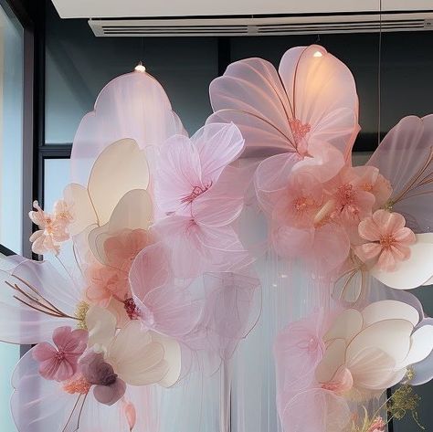 Organza Decorations Wedding, Giant Flowers Backdrop, Giant Flower Decoration, Giant Organza Flowers, Organza Flowers Diy, Flower Window Display, Giant Flower Wedding, Flower Interior Design, Giant Flower Wall Decor