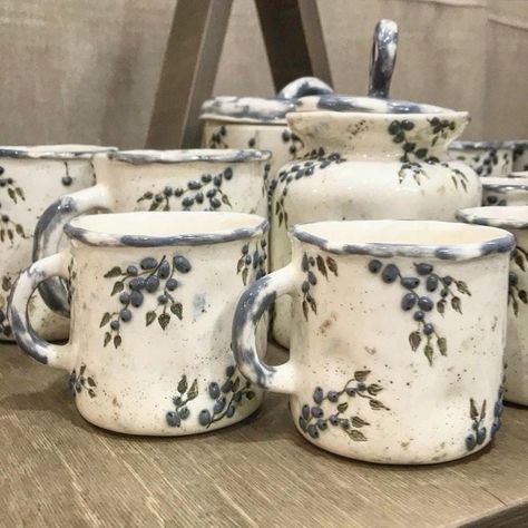 Pottery Handbuilding, Keramik Design, Clay Mugs, Pottery Crafts, Ceramics Pottery Art, Ceramics Ideas Pottery, Pottery Designs, Pottery Studio, Pottery Bowls