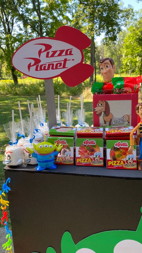 Toy Story Place Setting, Toy Story Main Table Ideas, Toy Story Birthday Candy Table, Pizza Planet Party Ideas, First Toy Story Birthday, Woody Birthday Party Centerpieces, 1st Birthday Boy Toy Story Theme, Toy Story Desert Table Ideas, Toy Story Party Ideas Decoration