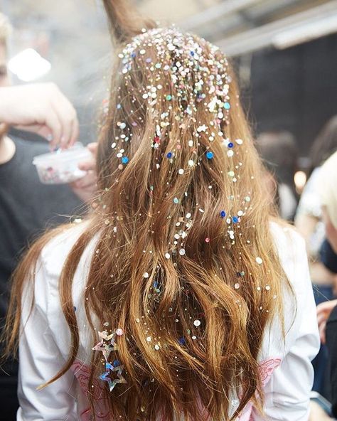 glitter dandruff  👏🏼 Festival Hair, Festival Makeup, Glitter Hair, How To Draw Hair, Red Glitter, Makeup Trends, About Hair, Hair Day, Beauty Inspiration